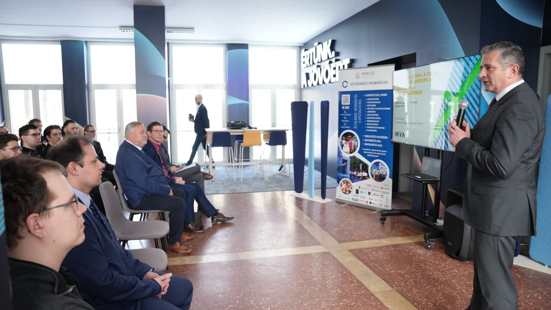 26-01-15_MV-tanszek-egy-év2