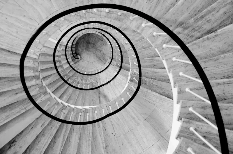 gewundene-treppe-schwarzweiss-39930966