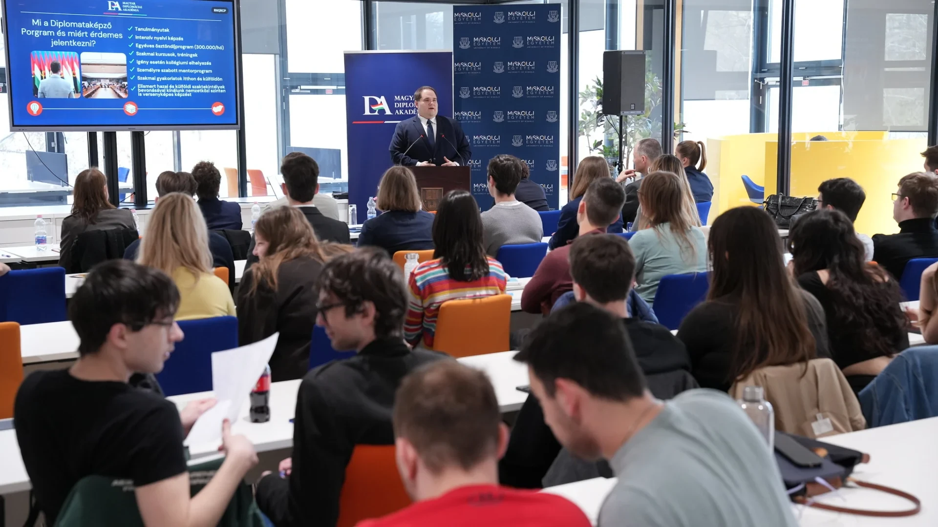 26-03-12_diplomatakepzo (2)